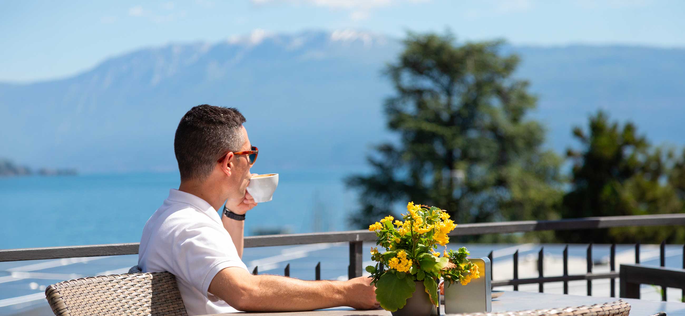 Schwimmbad im Camping Eden mit Sonnenbereich und Blick auf den Gardasee